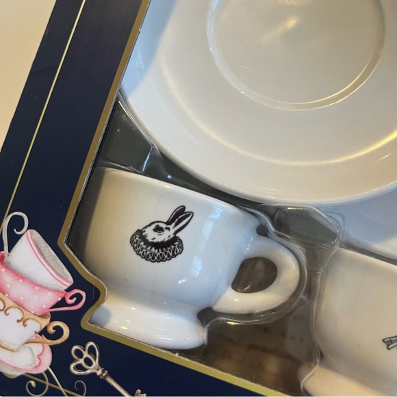 Alice in Wonderland Tea set with tea and cookies - Picture 3 of 9